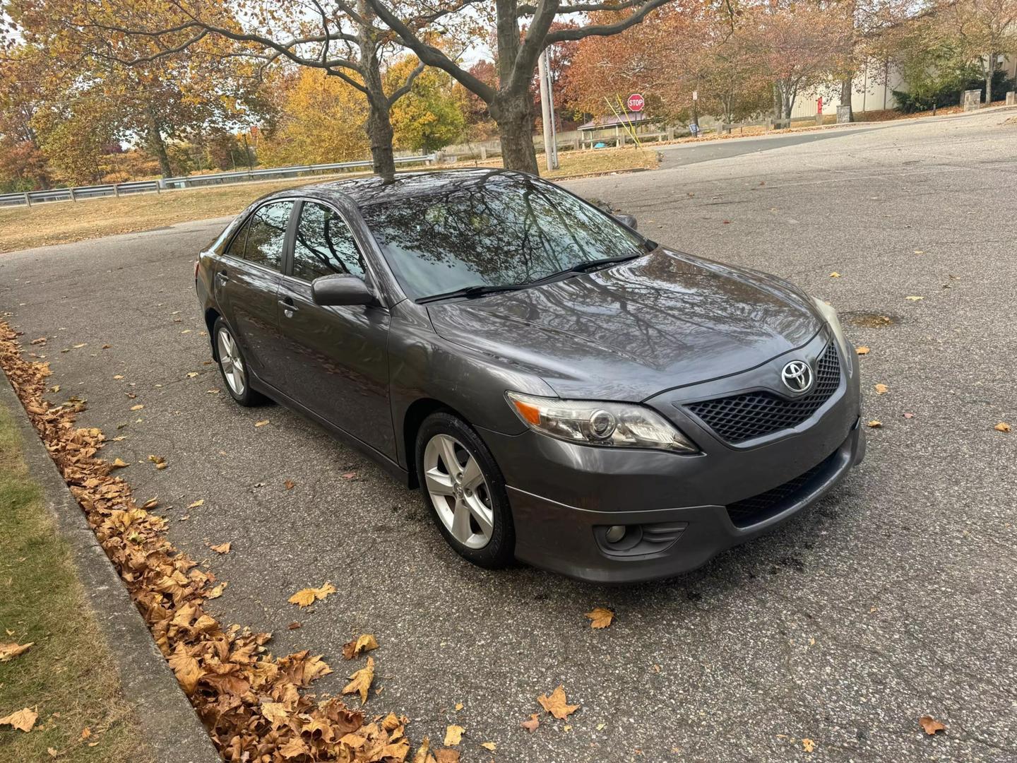 2010 Toyota Camry SE photo 3