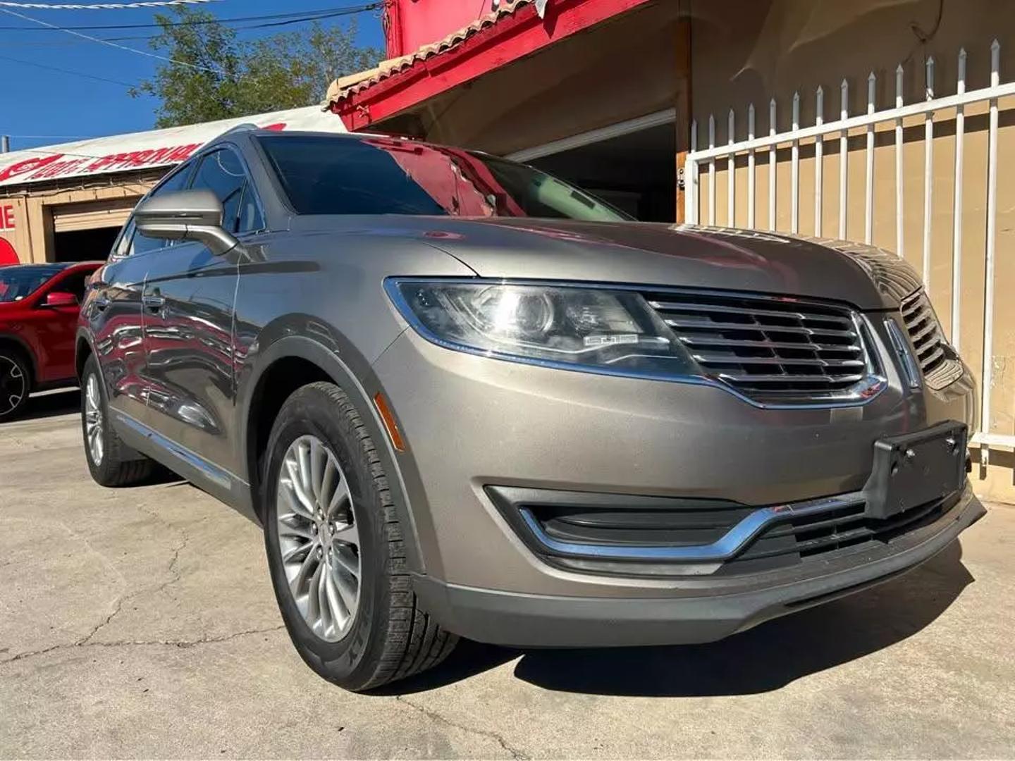 Lincoln MKX's photo