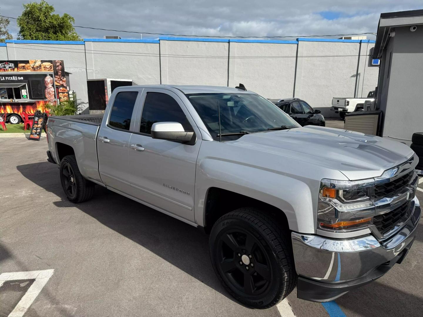 2018 Chevrolet Silverado 1500 LT photo 3