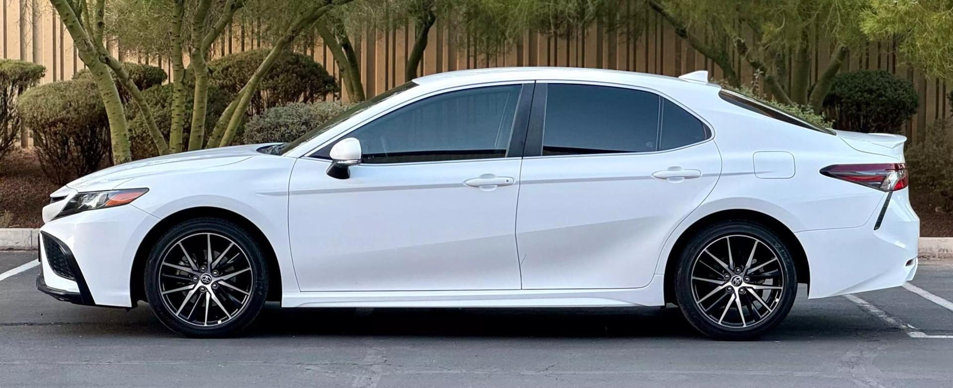 2022 Toyota Camry SE photo 5