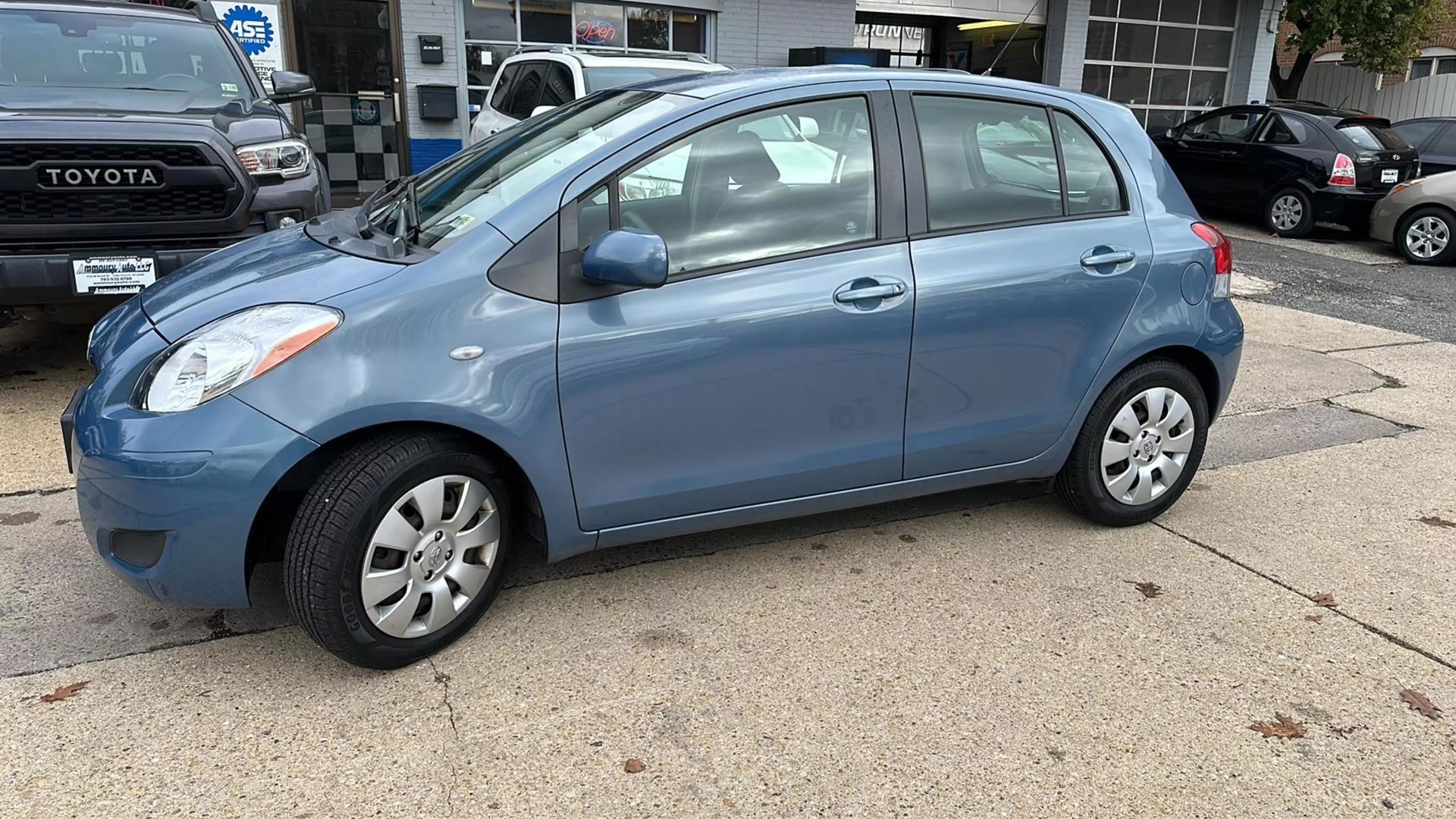 2010 Toyota Yaris Base photo 5