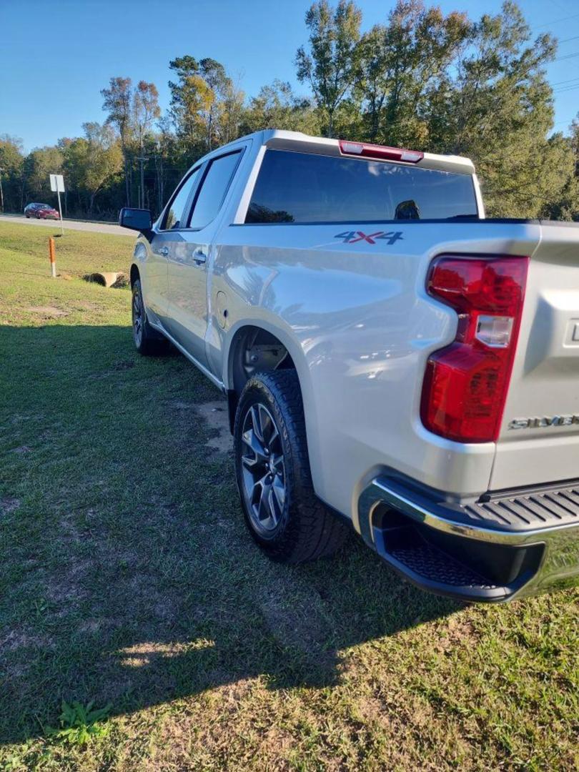 2022 Chevrolet Silverado 1500 LT photo 3