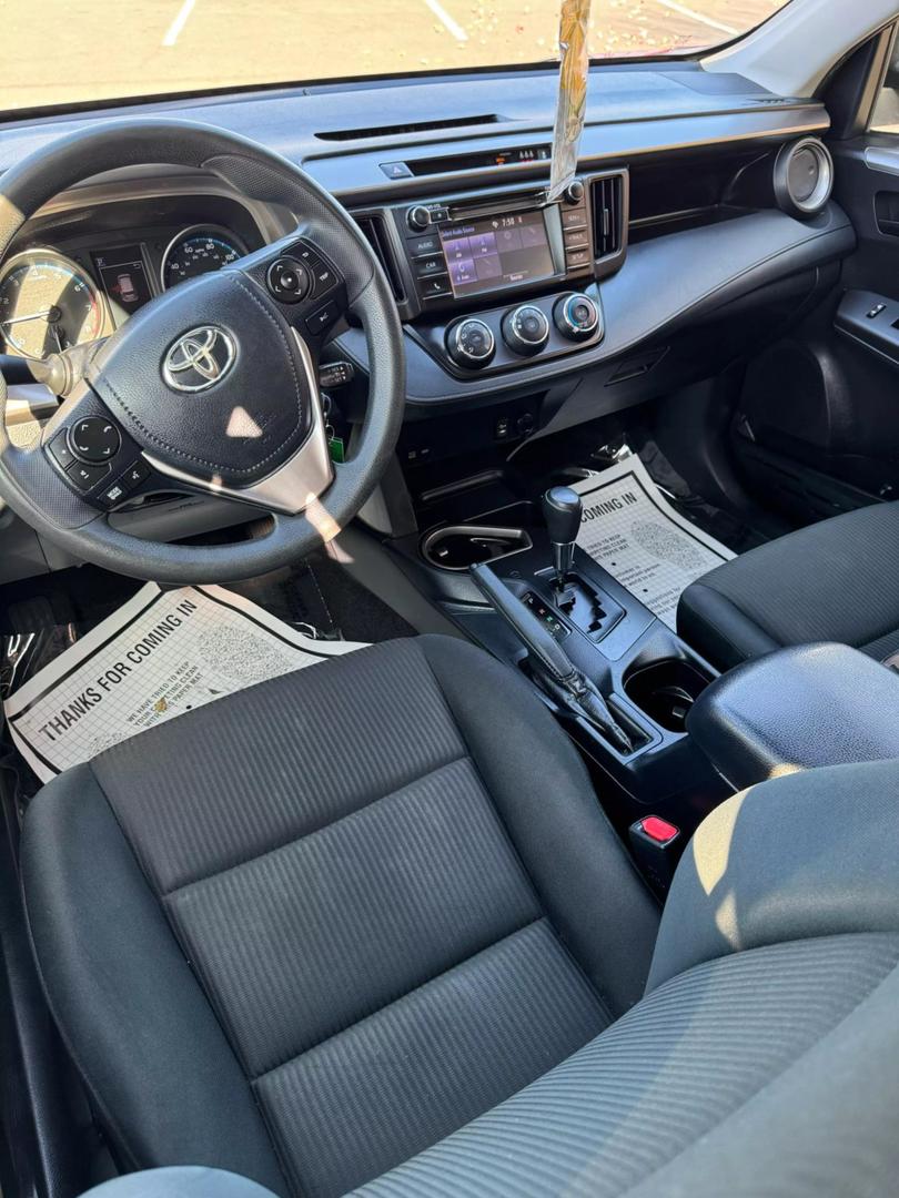 2018 Toyota RAV4 LE photo 9