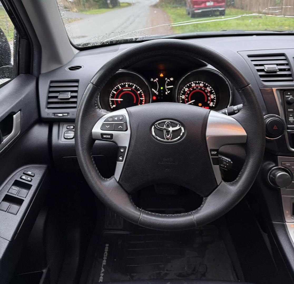 2013 Toyota Highlander null photo 16