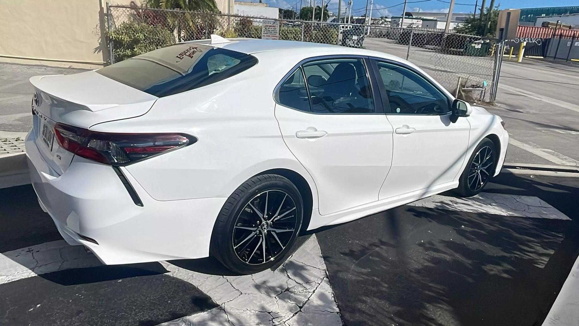 2022 Toyota Camry SE photo 3