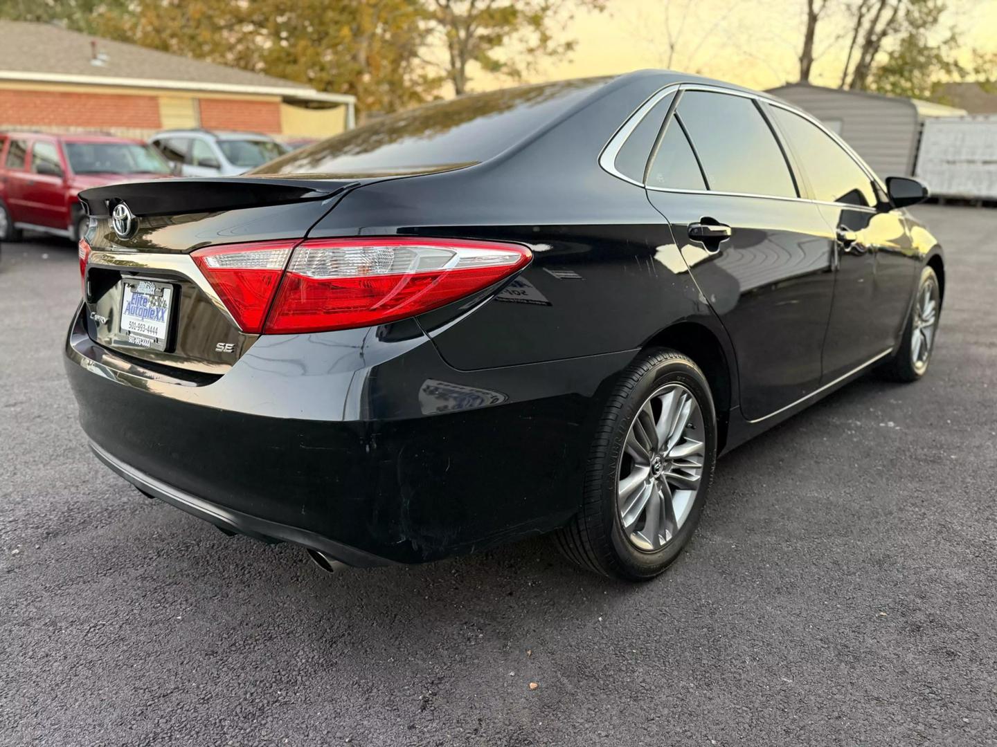 2015 Toyota Camry SE photo 3