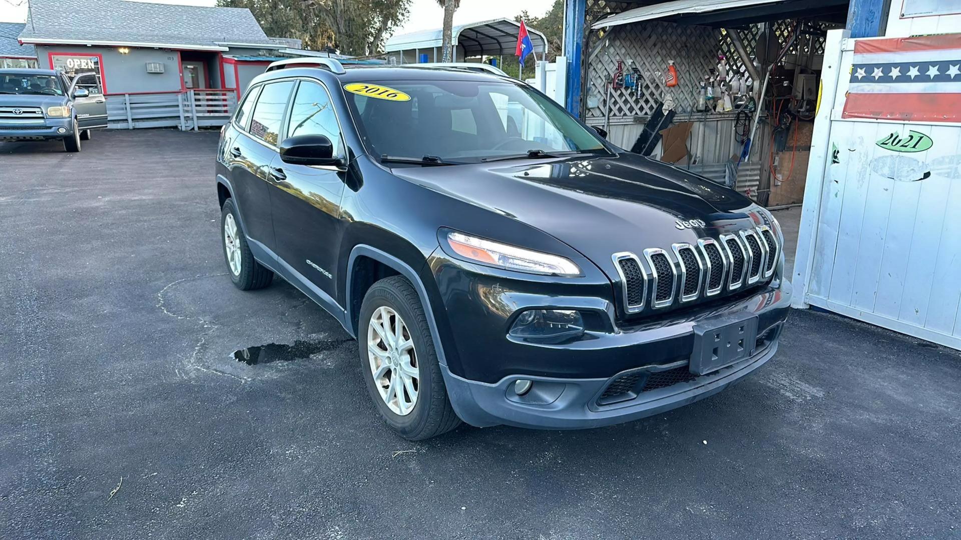 2016 Jeep Cherokee Latitude photo 4