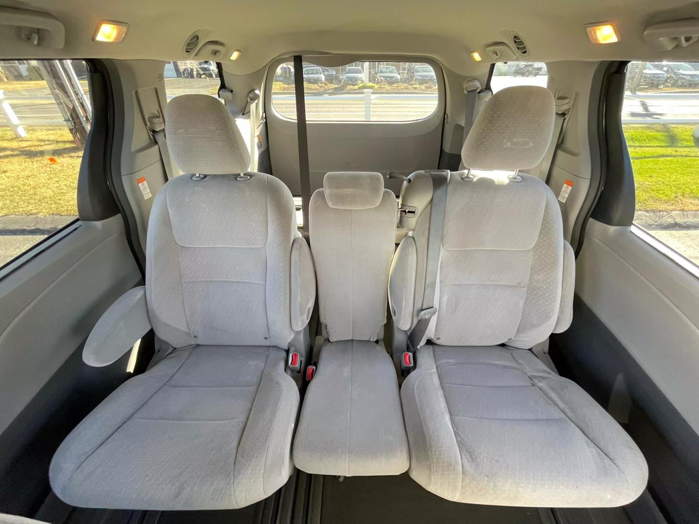 2015 Toyota Sienna LE photo 12