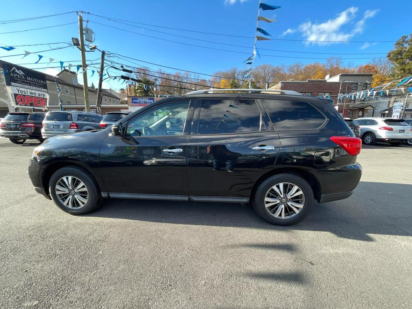 2017 Nissan Pathfinder SL photo 6