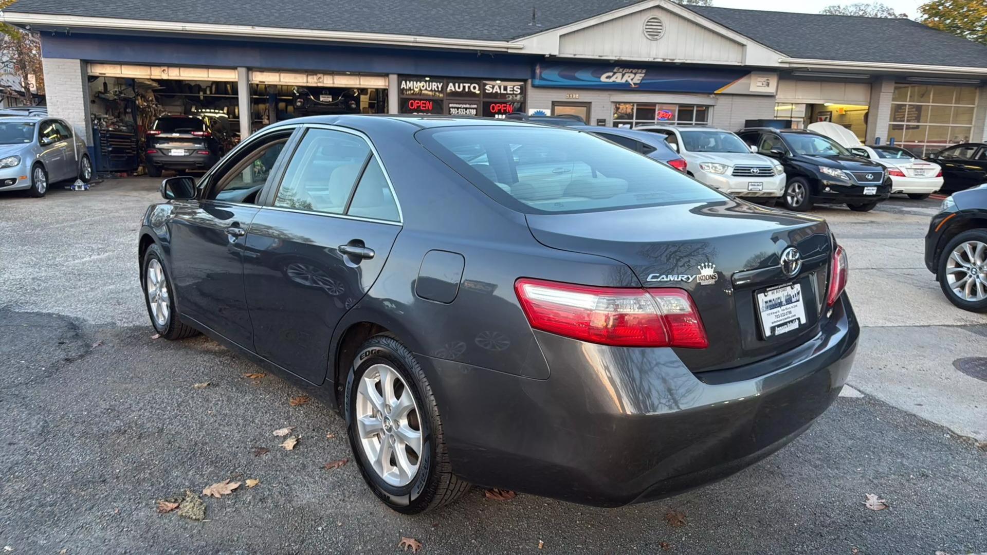 2009 Toyota Camry LE photo 18