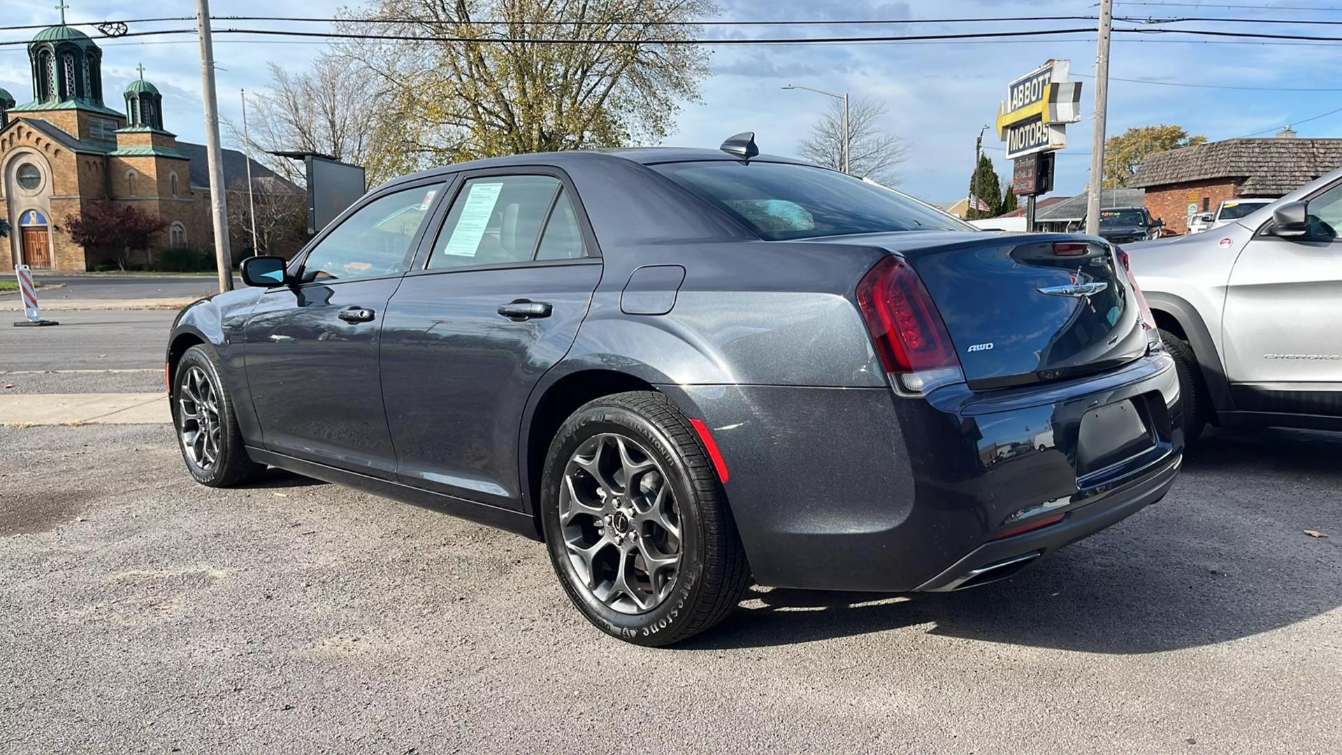 2016 Chrysler 300 S photo 6