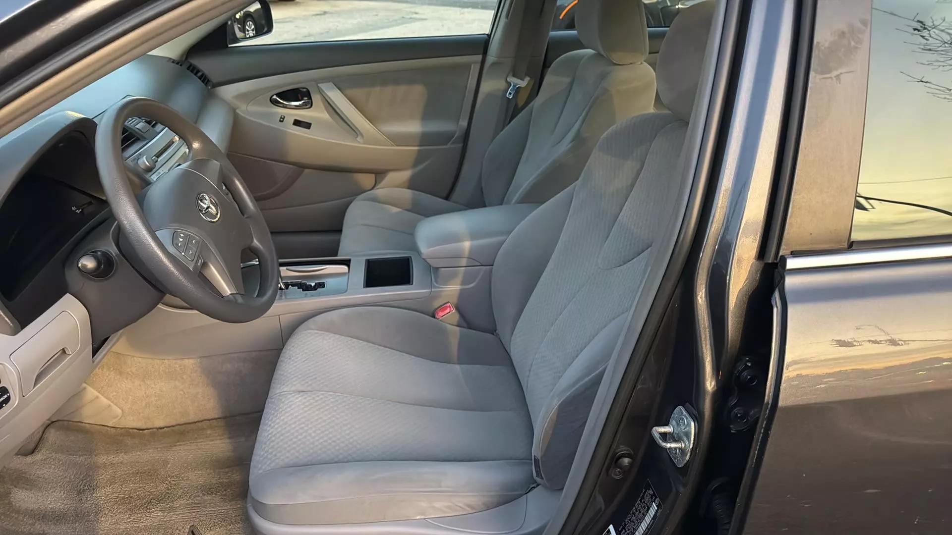 2009 Toyota Camry LE photo 34