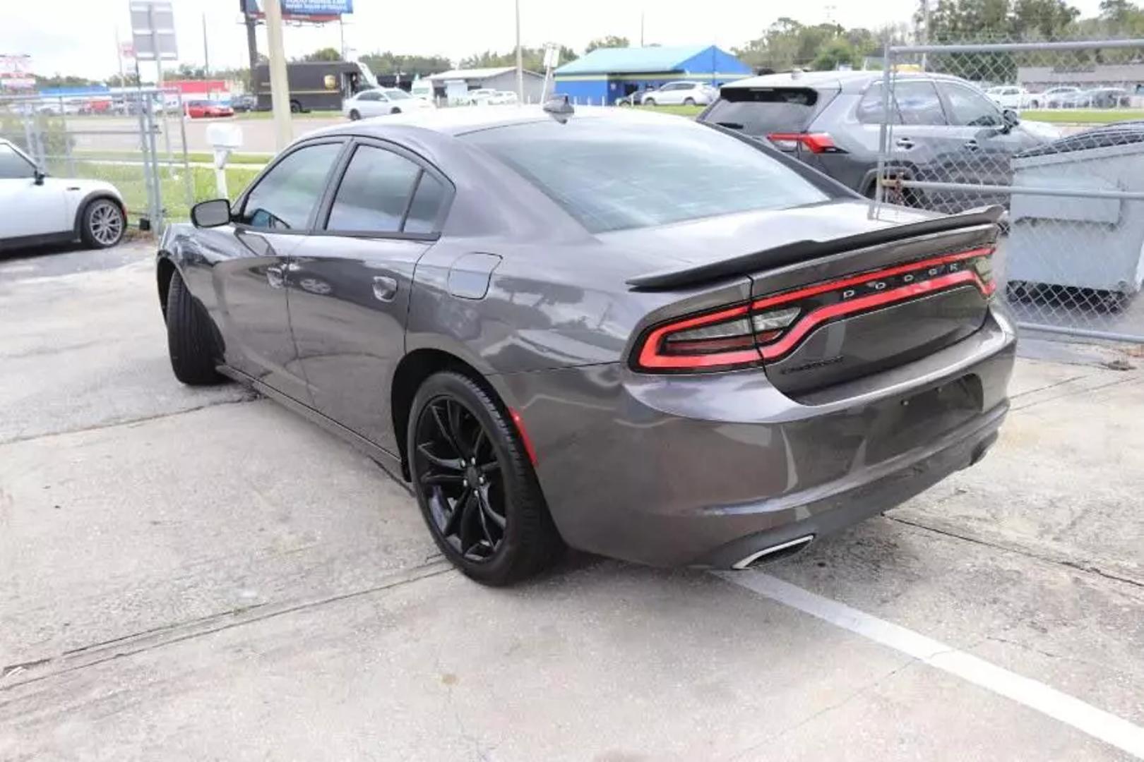 2016 Dodge Charger SXT photo 4