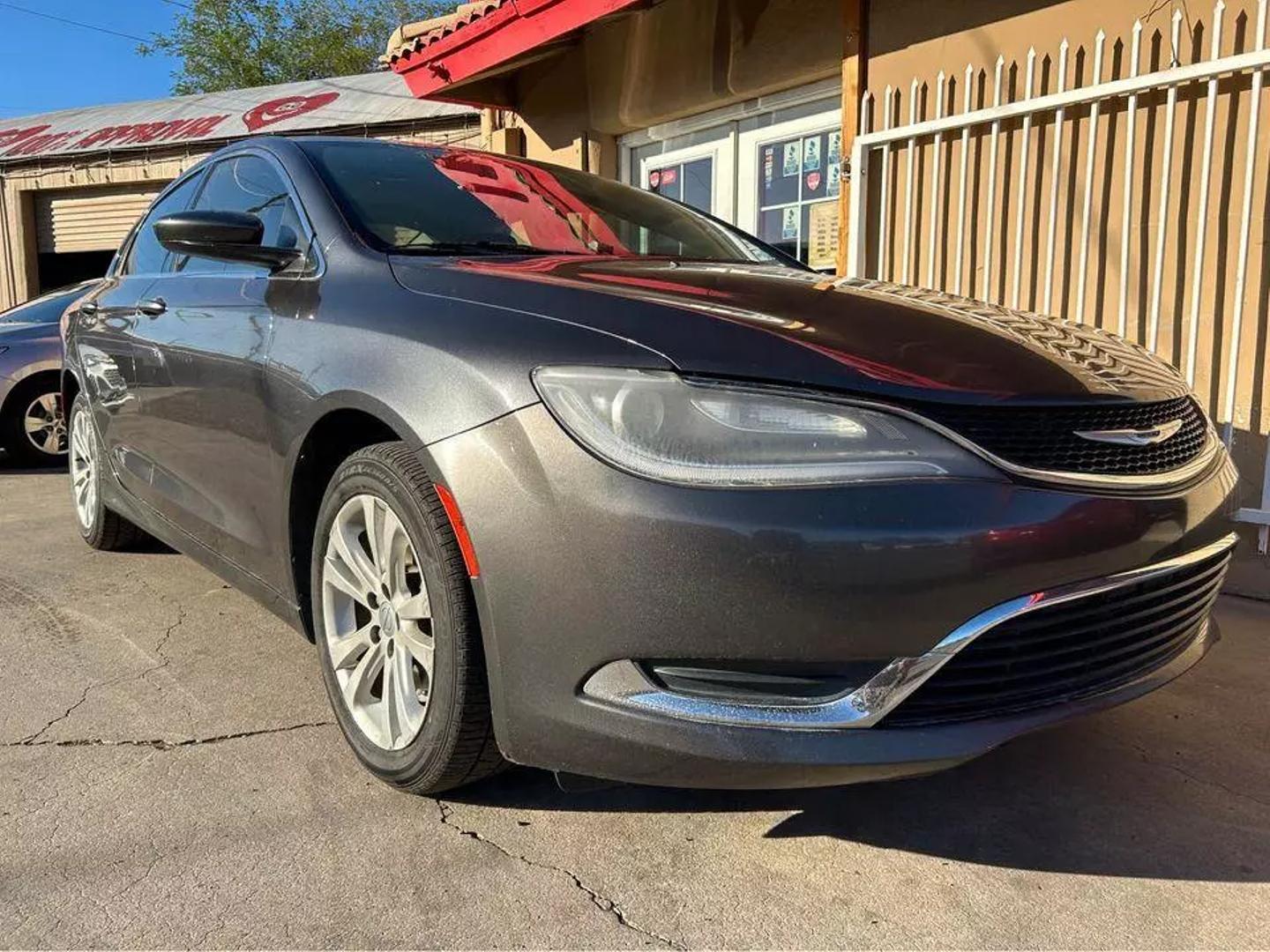 Chrysler 200's photo