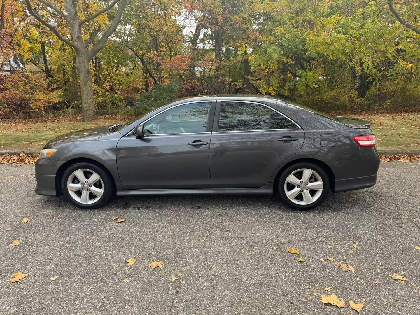 2010 Toyota Camry SE photo 7