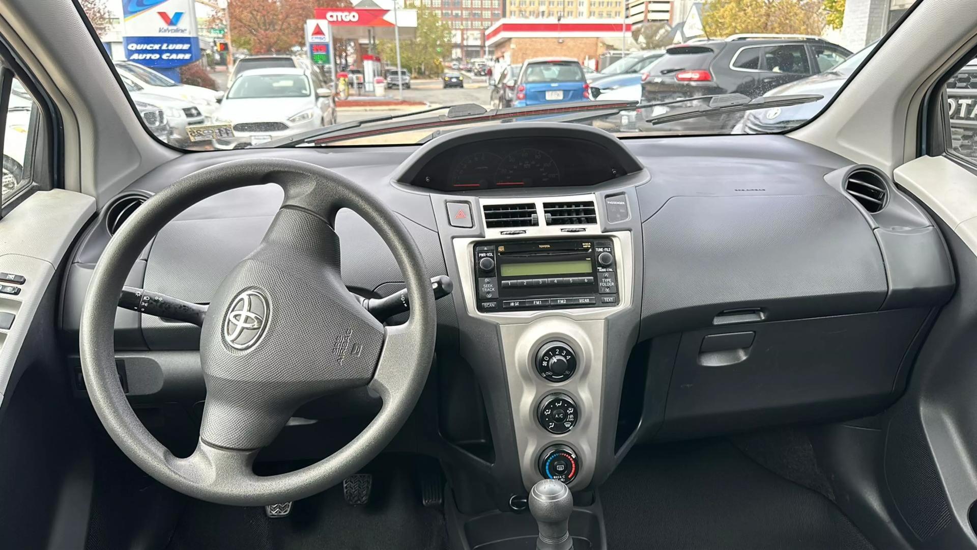 2010 Toyota Yaris Base photo 29