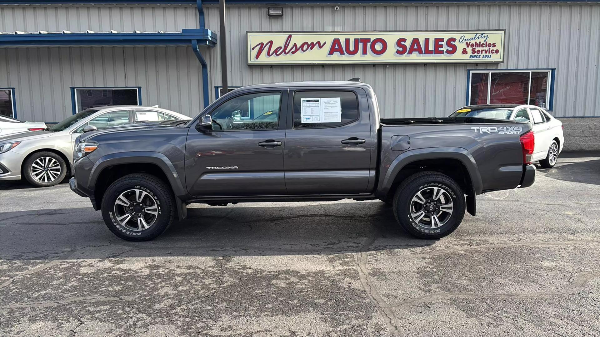 2016 Toyota Tacoma TRD Sport photo 3