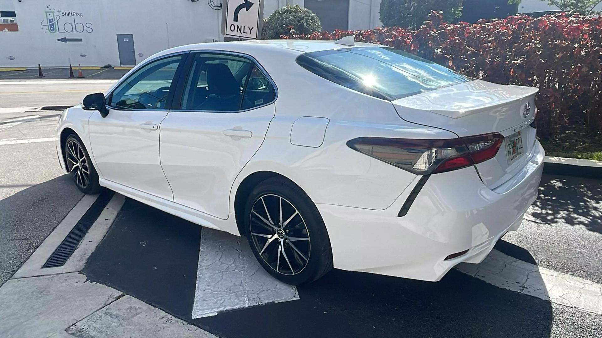 2022 Toyota Camry SE photo 5