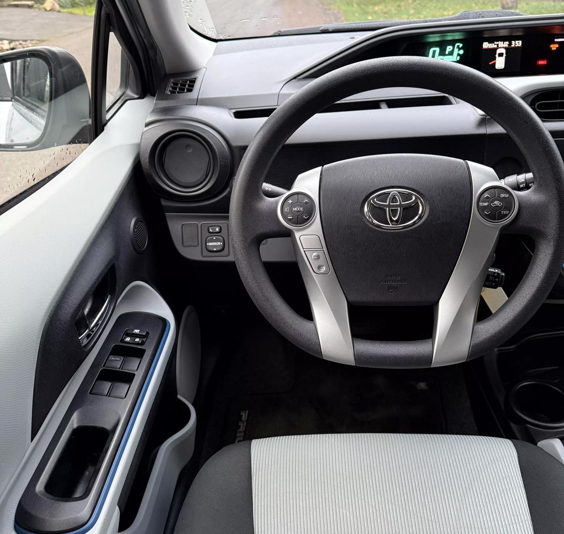 2012 Toyota Prius c One photo 13