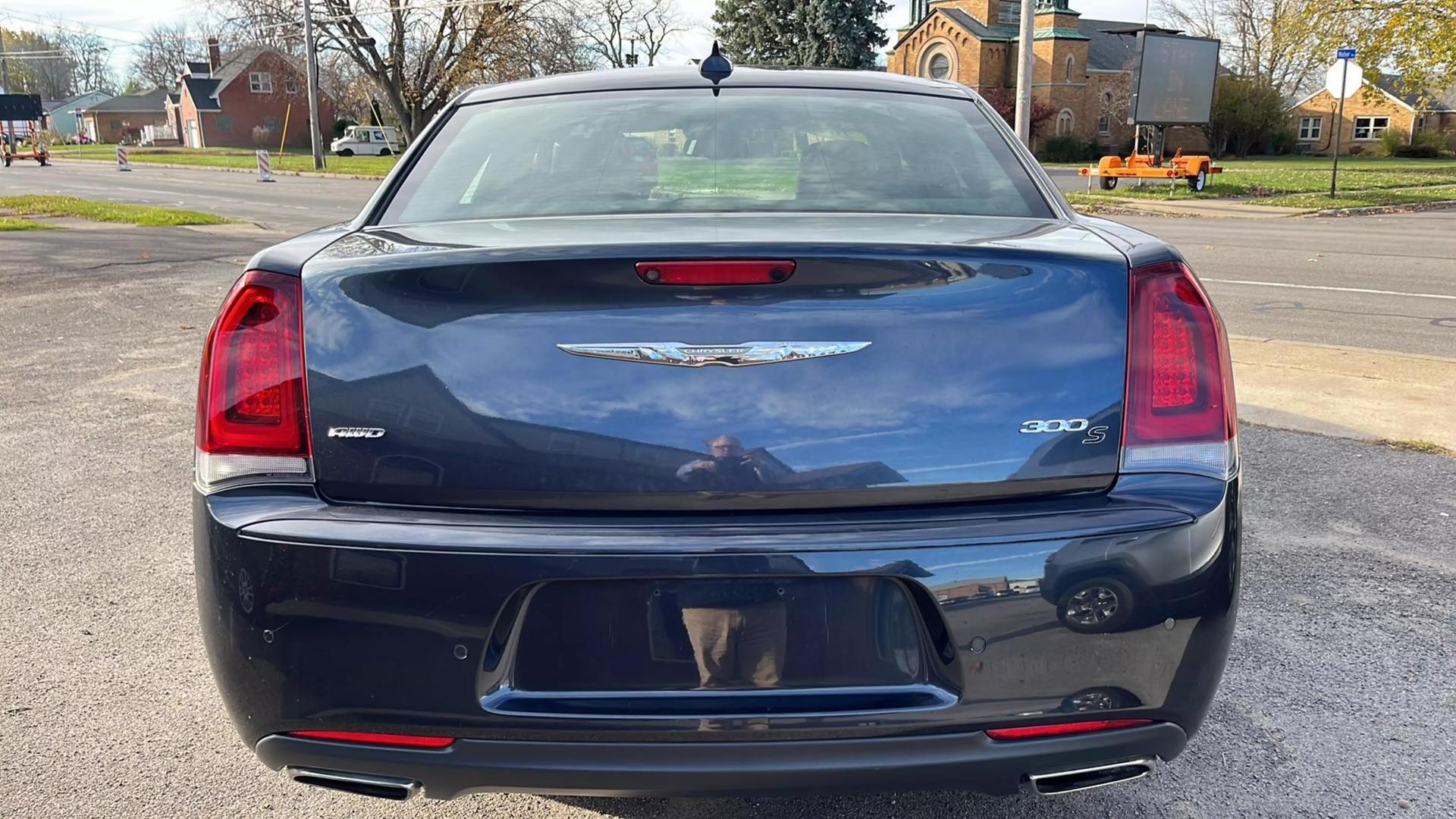 2016 Chrysler 300 S photo 3