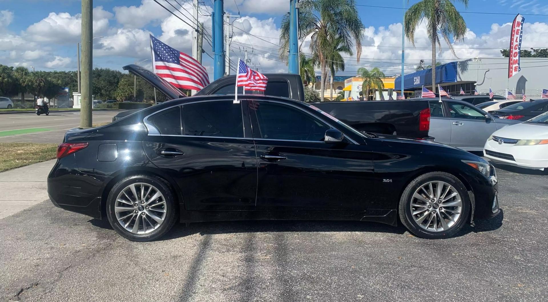 2019 INFINITI Q50 LUXE photo 2