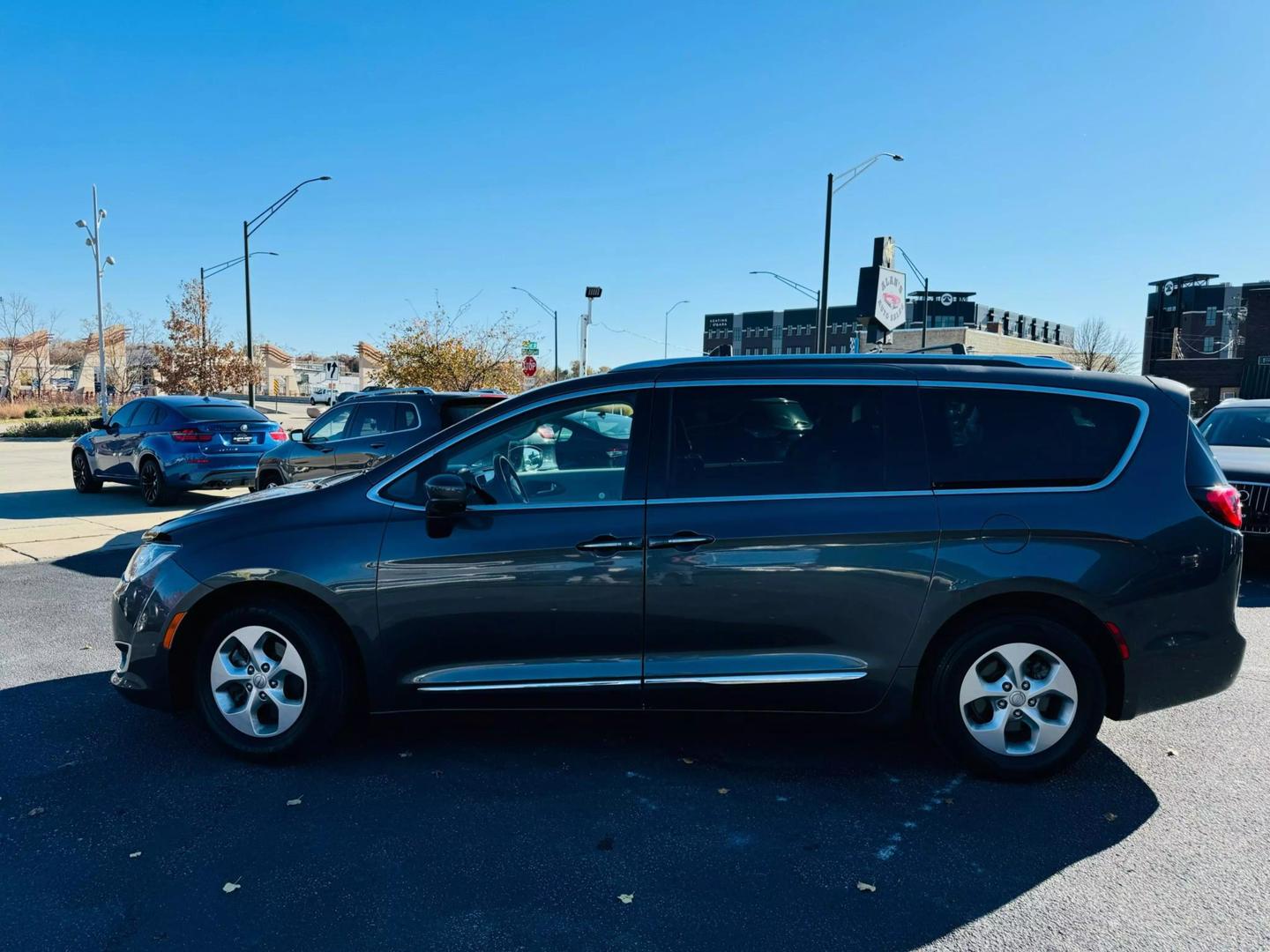 2017 Chrysler Pacifica Touring-L Plus photo 8