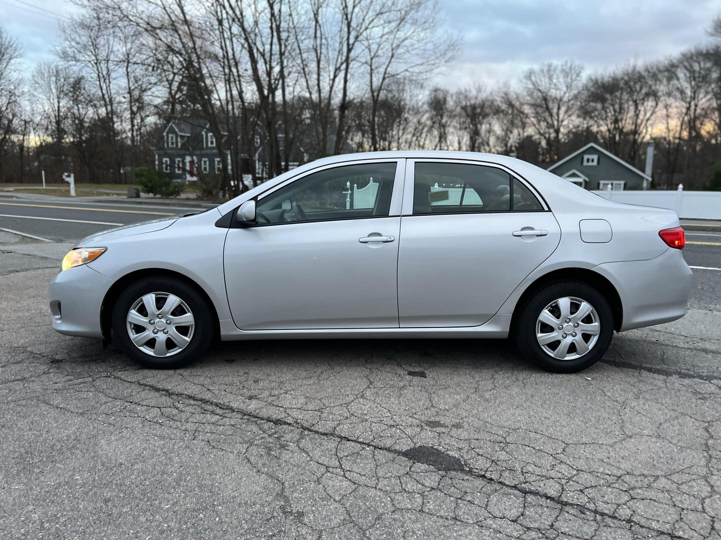 2010 Toyota Corolla LE photo 2