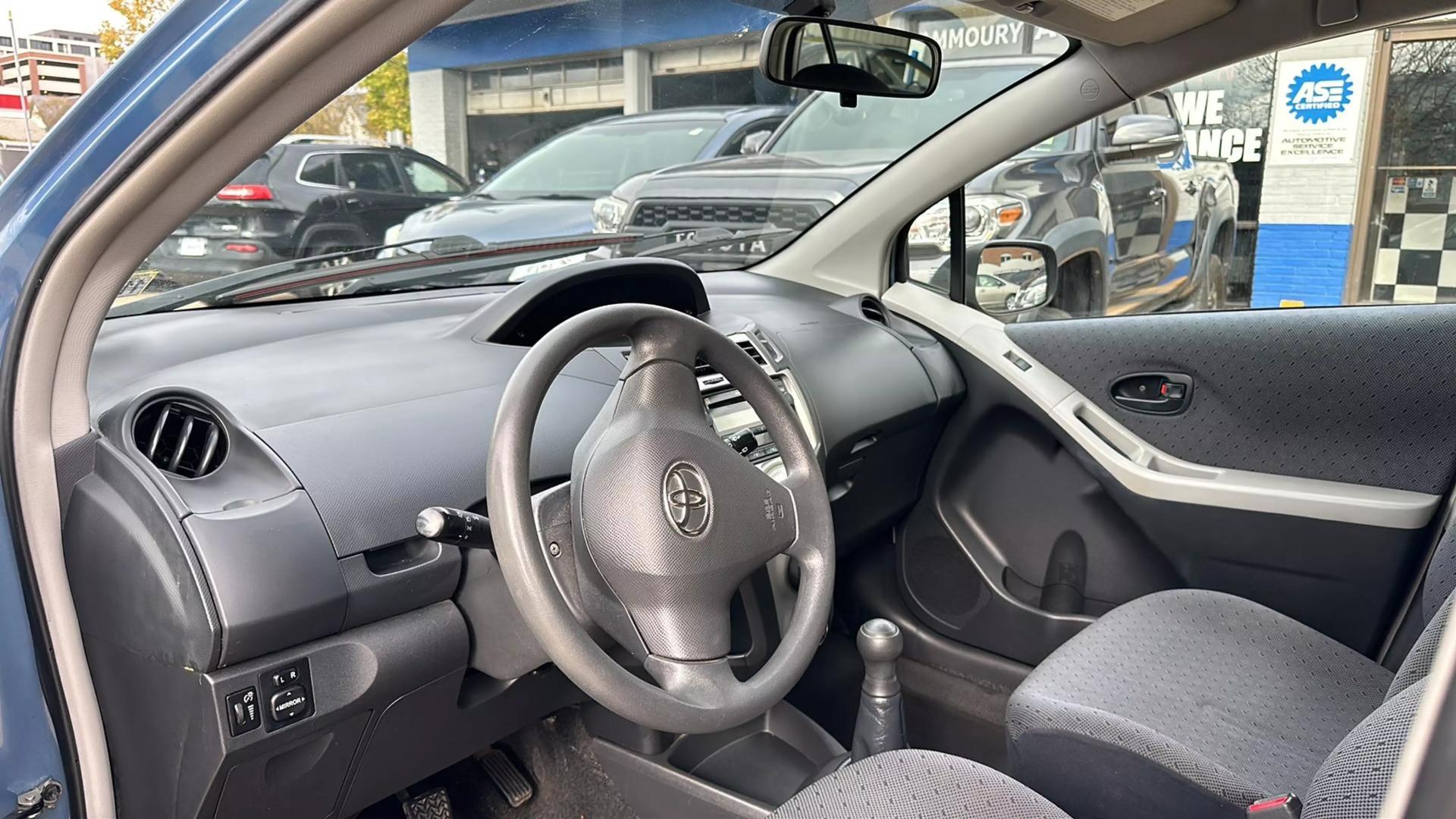 2010 Toyota Yaris Base photo 26