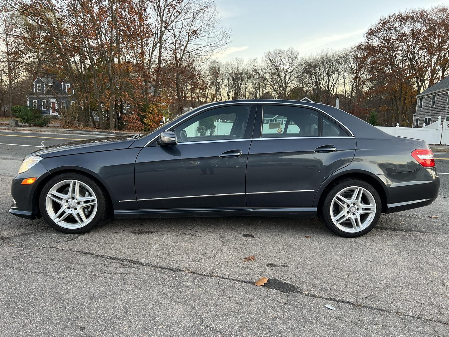 2011 Mercedes-Benz E-Class null photo 2