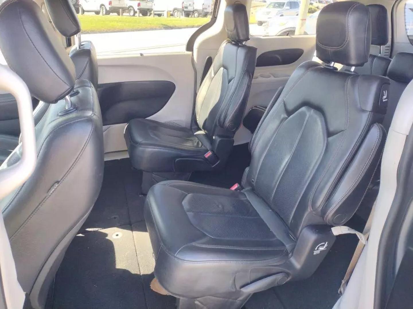 2019 Chrysler Pacifica Touring L photo 9