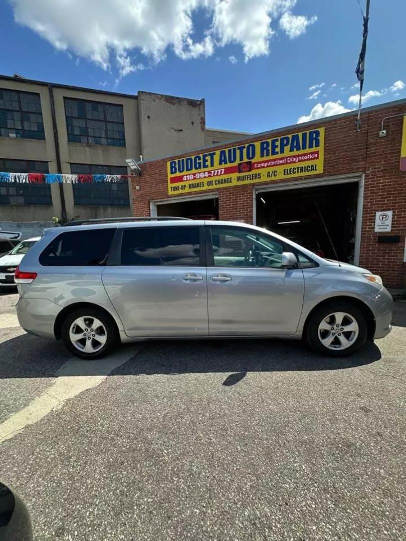 2011 Toyota Sienna LE photo 8