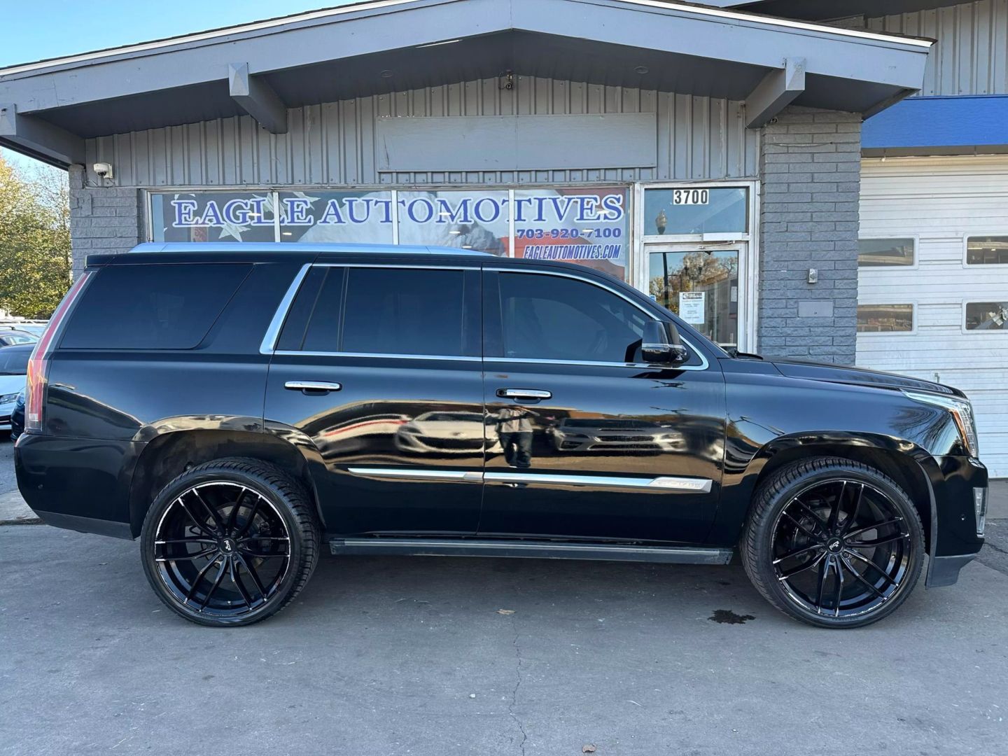 Used 2017 Cadillac Escalade Platinum with VIN 1GYS4DKJ4HR111484 for sale in Arlington, VA