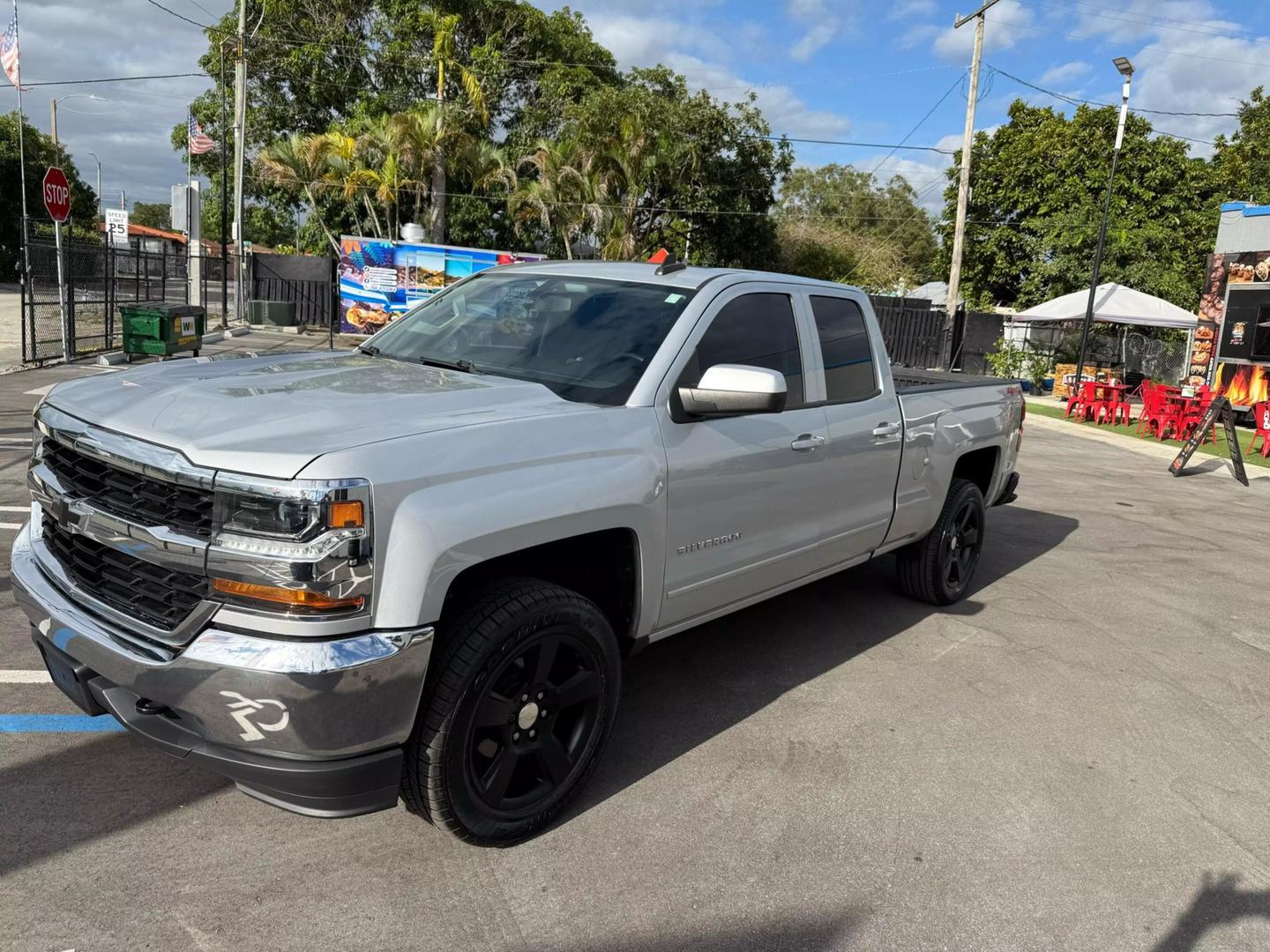 2018 Chevrolet Silverado 1500 LT photo 2