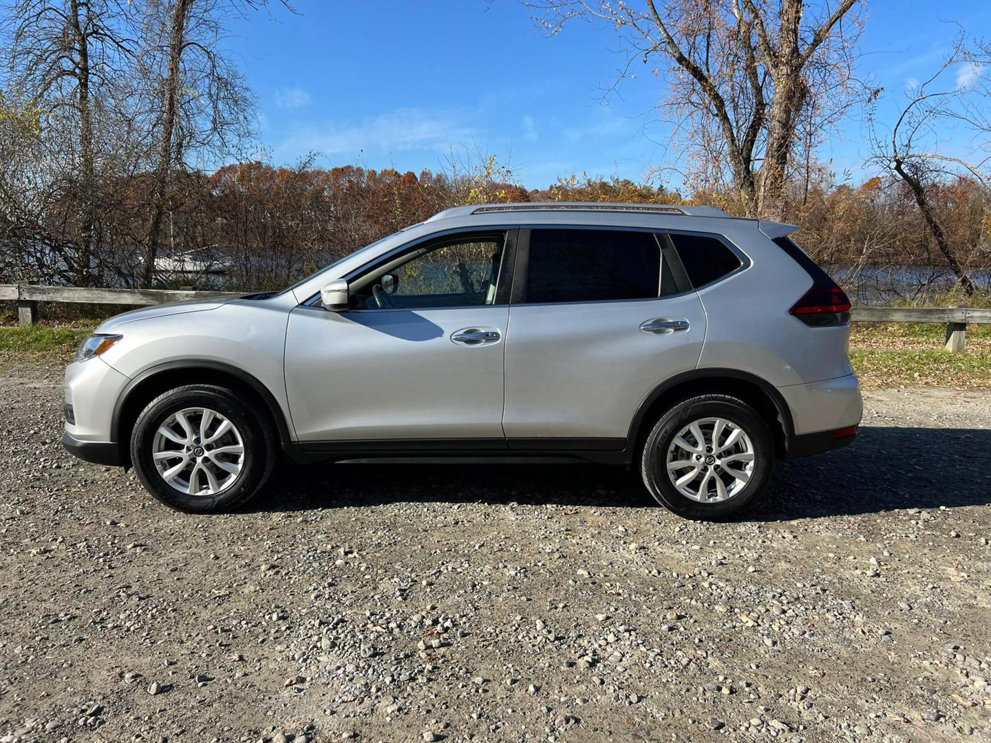 2018 Nissan Rogue SV photo 8