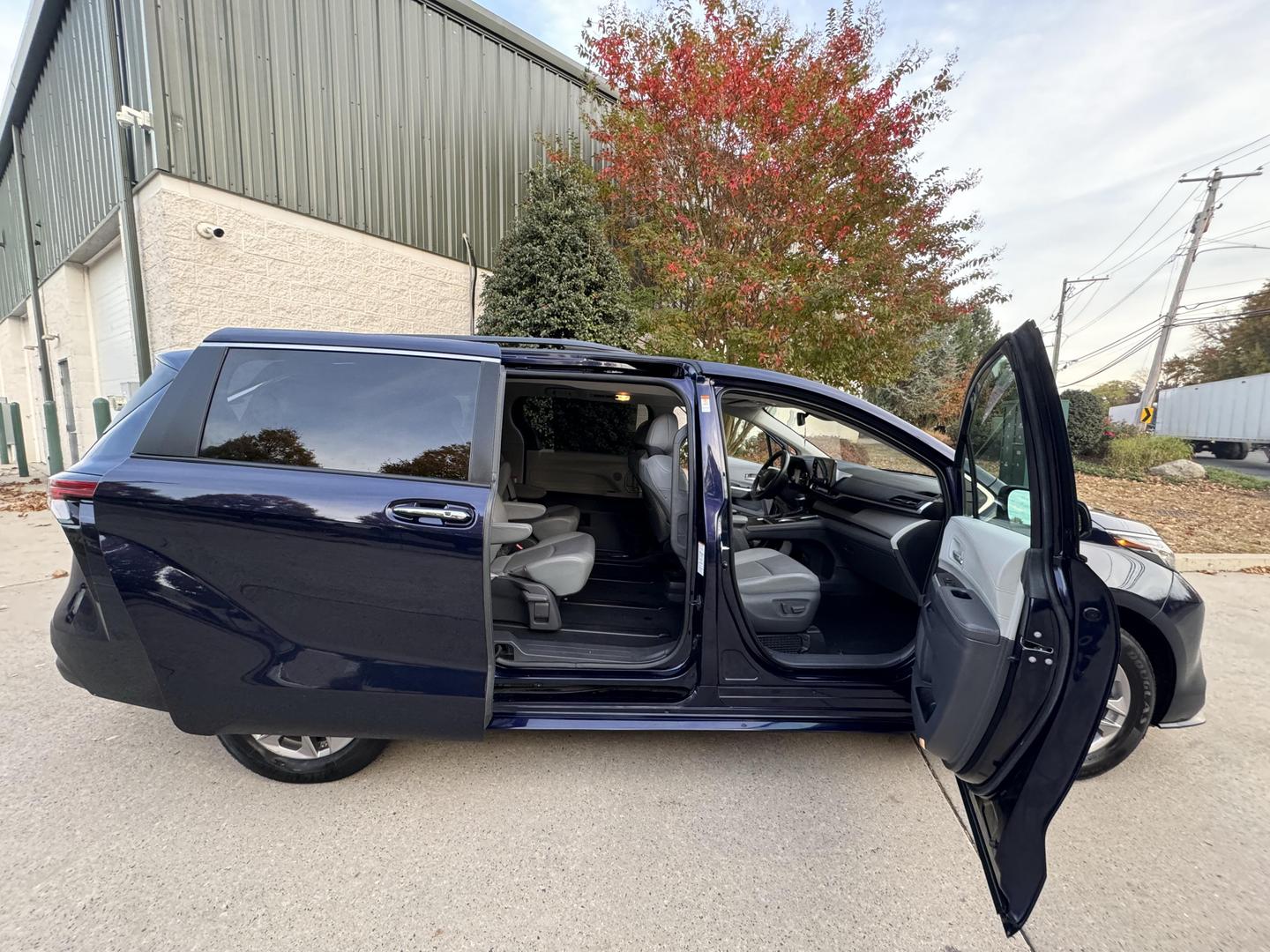 2021 Toyota Sienna XLE photo 36