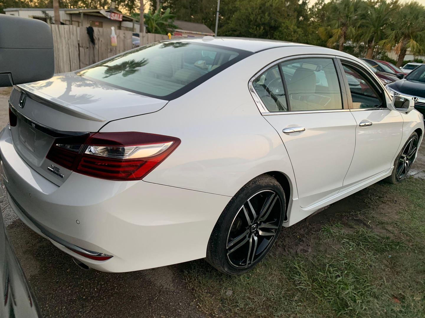 2017 Honda Accord Touring photo 2