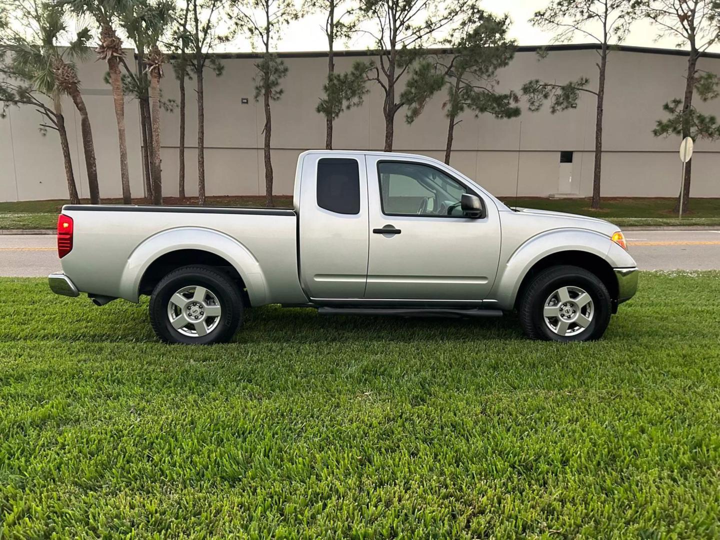 2007 Nissan Frontier SE photo 8