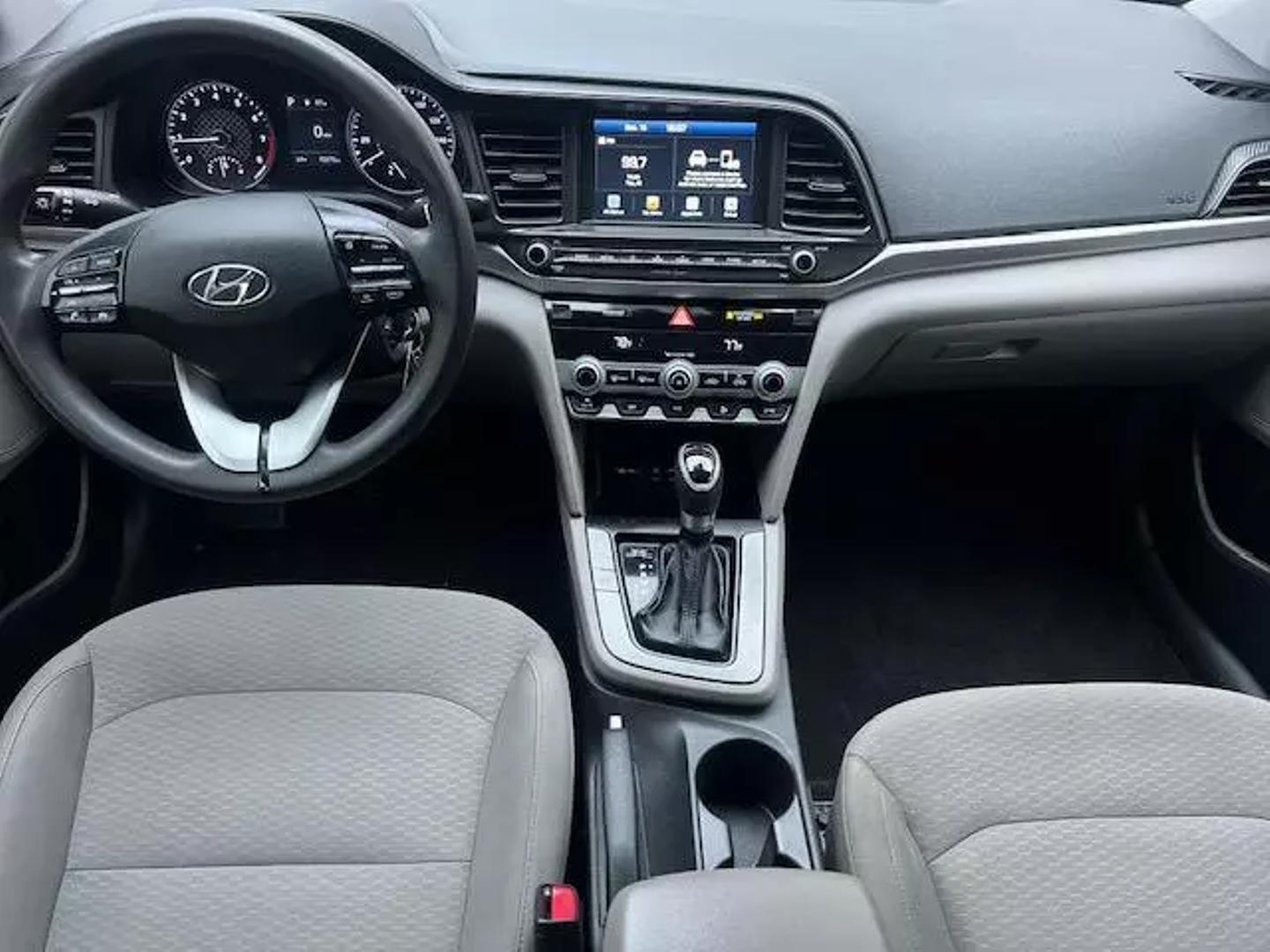 2020 Hyundai Elantra SEL photo 3