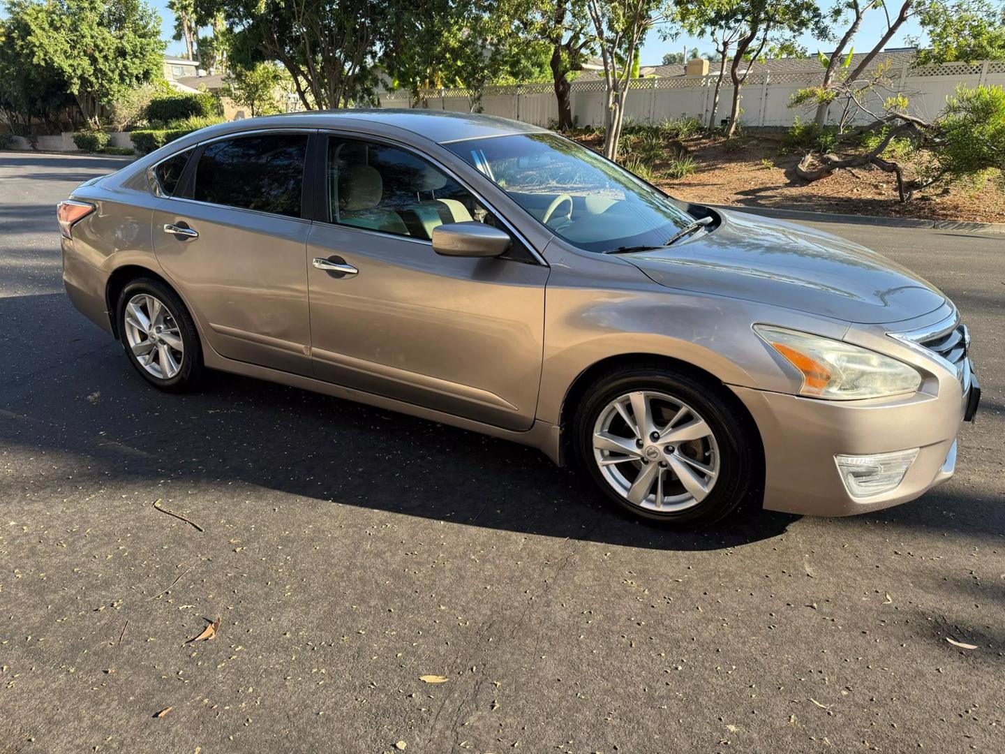 2014 Nissan Altima SV photo 4