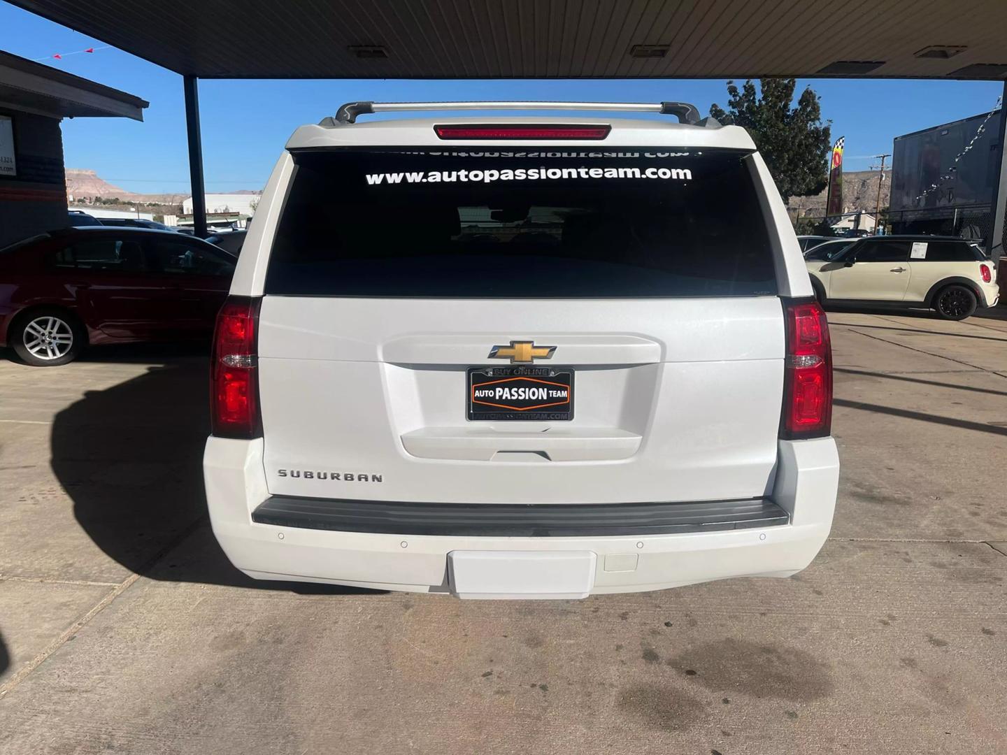 2017 Chevrolet Suburban LT photo 4