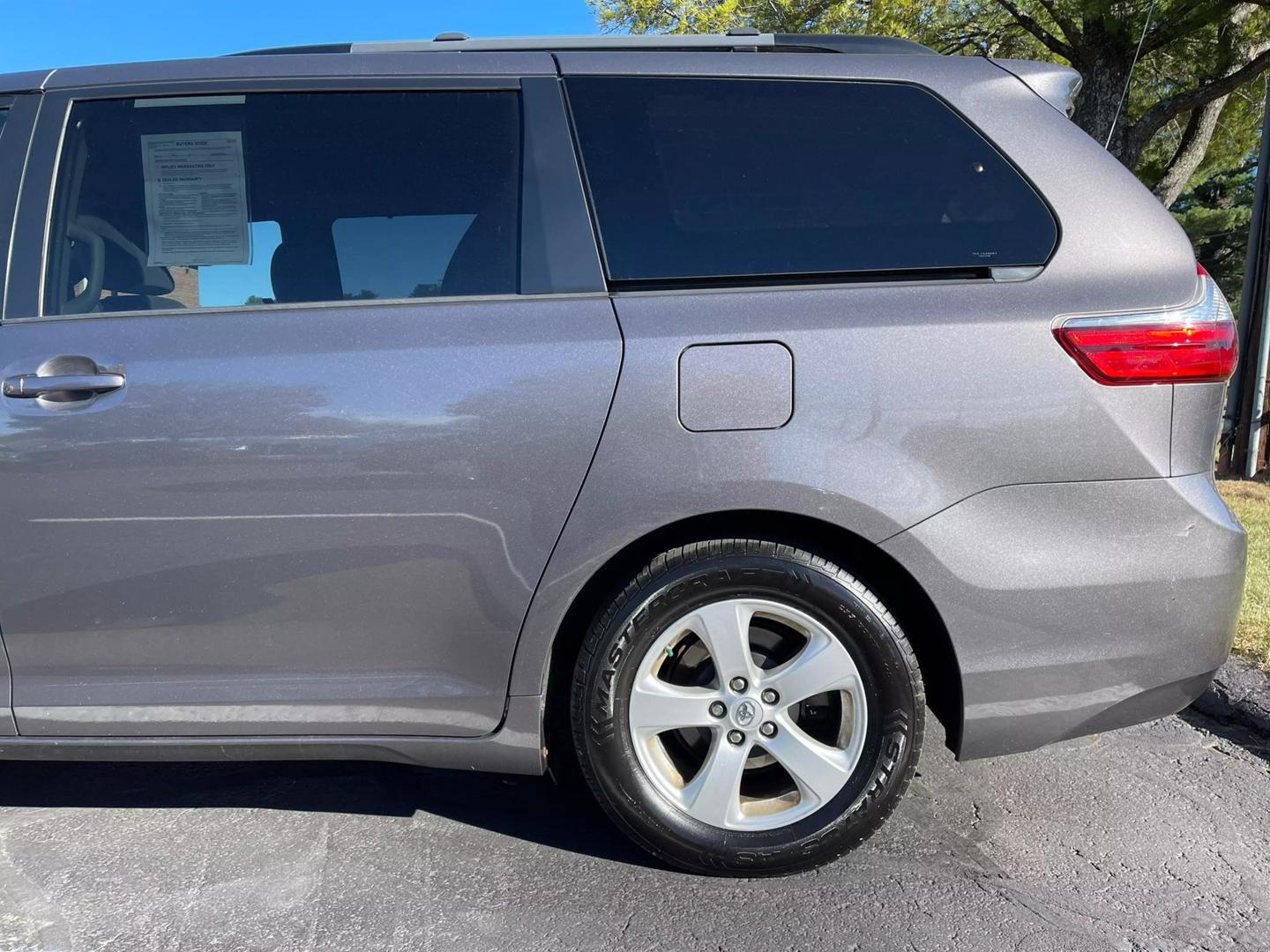 2015 Toyota Sienna LE photo 27