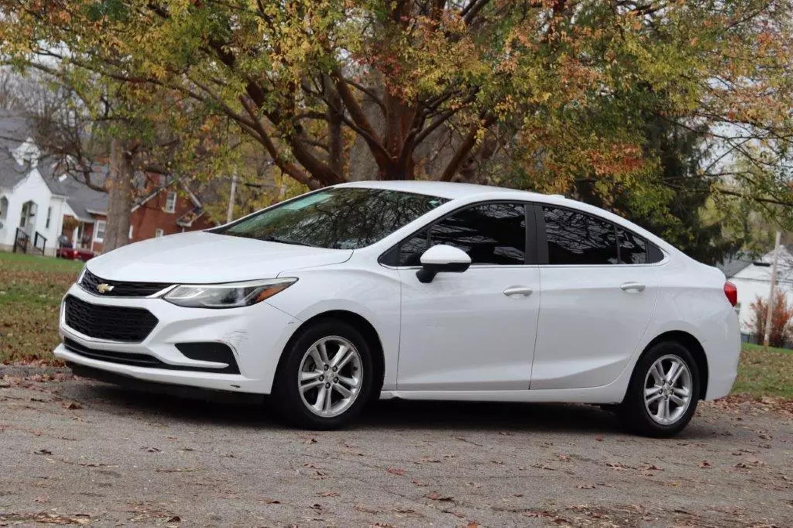 2017 Chevrolet Cruze LT photo 3