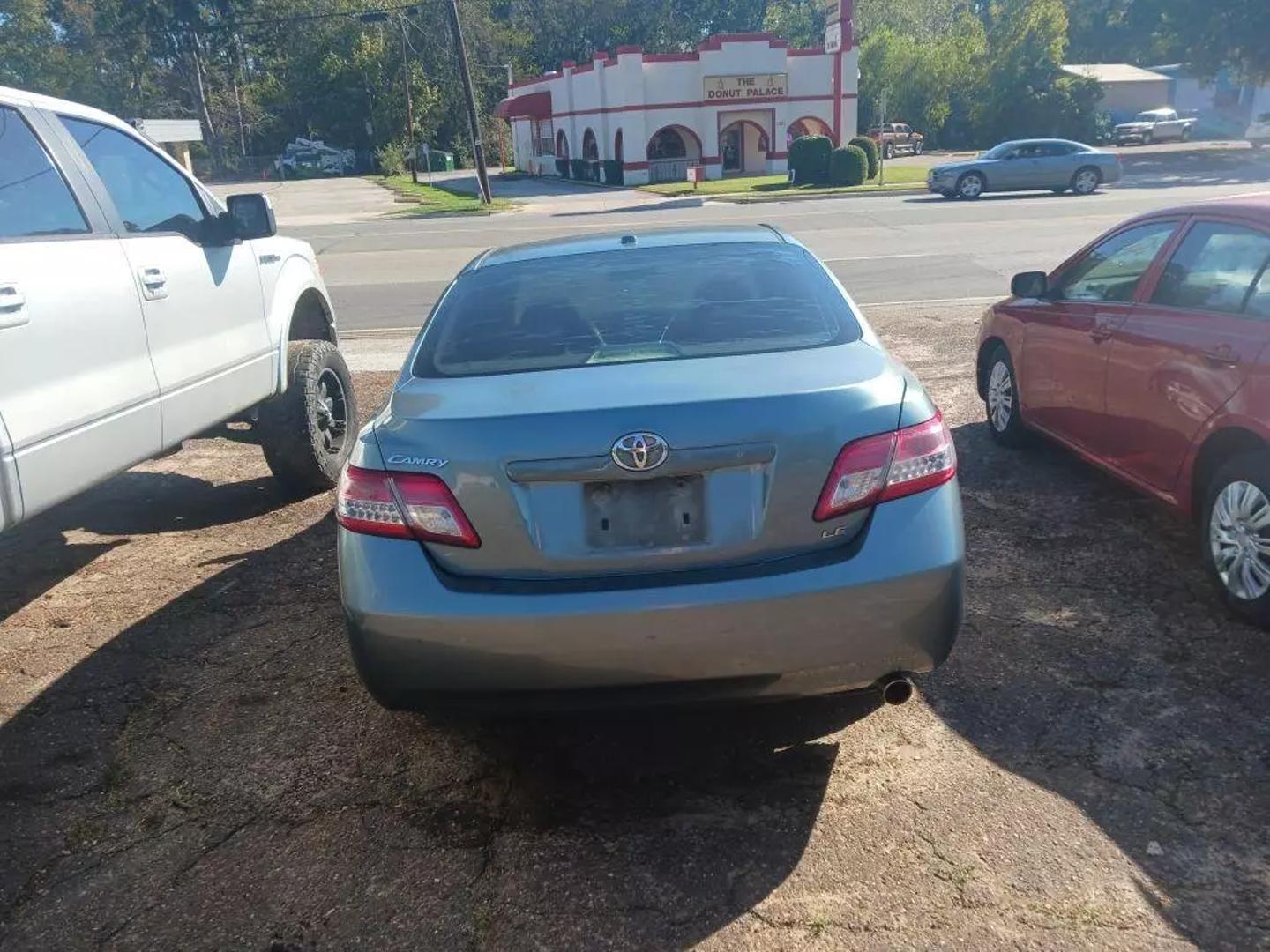 2010 Toyota Camry LE photo 3