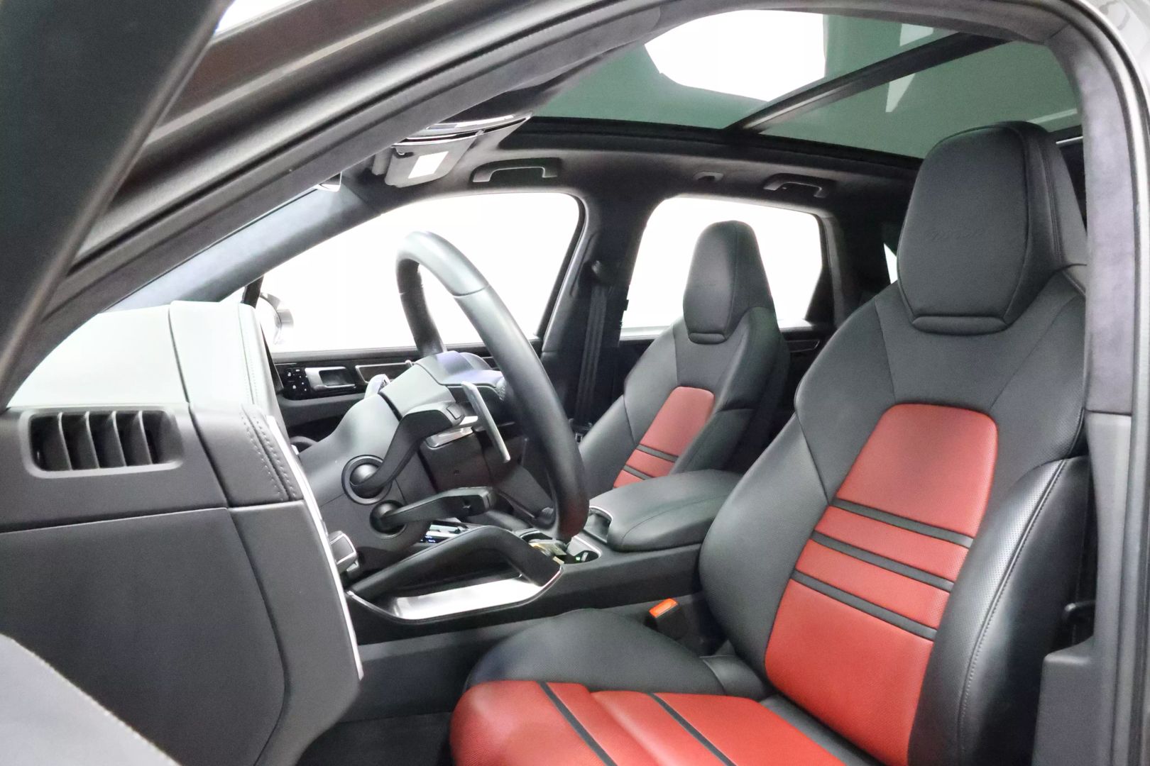 2020 Porsche Cayenne - Image 16