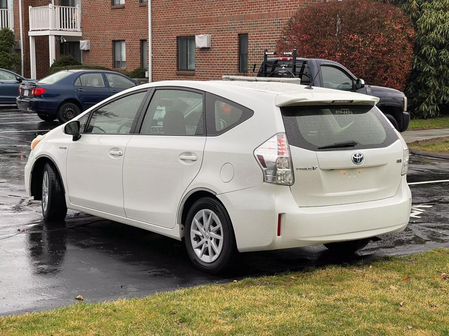 2012 Toyota Prius v Three photo 7