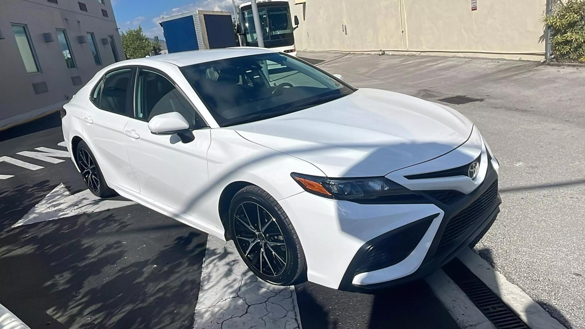 2022 Toyota Camry SE photo 2