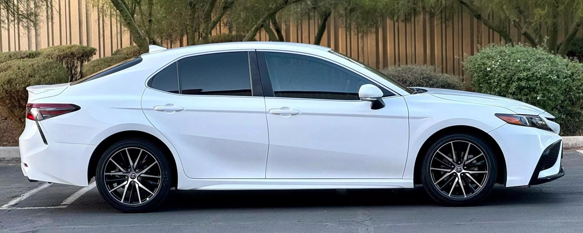 2022 Toyota Camry SE photo 4