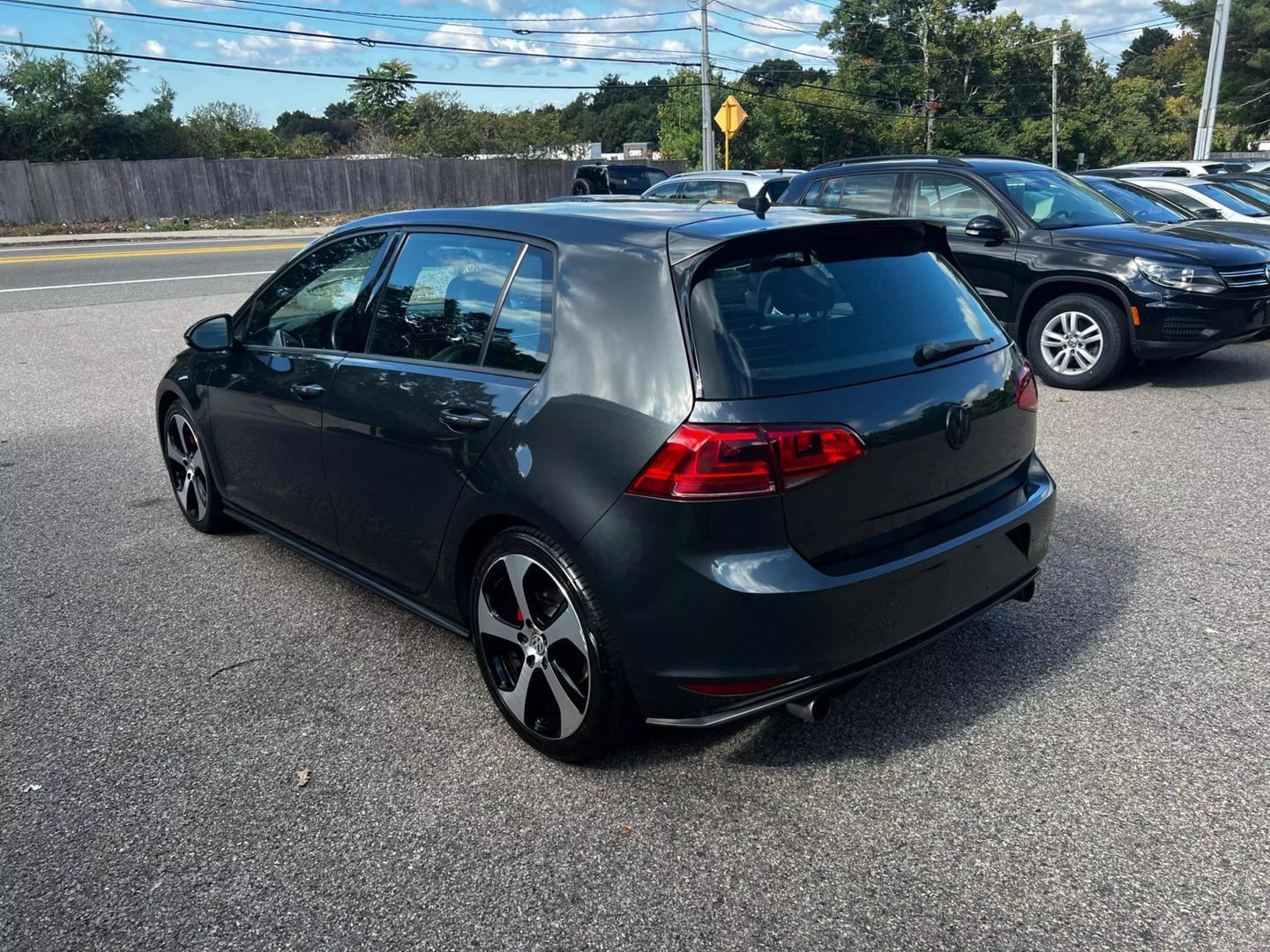 2016 Volkswagen Golf GTI SE photo 3