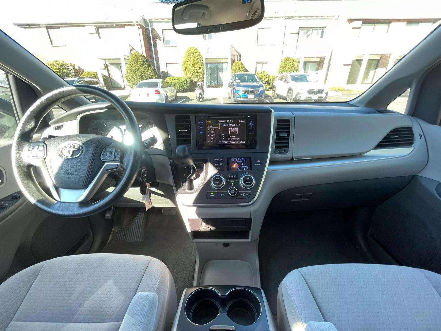 2015 Toyota Sienna LE photo 17