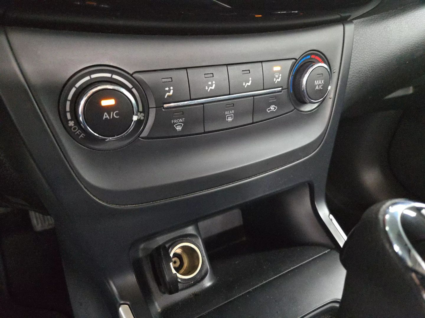 2017 Nissan Sentra - Image 25
